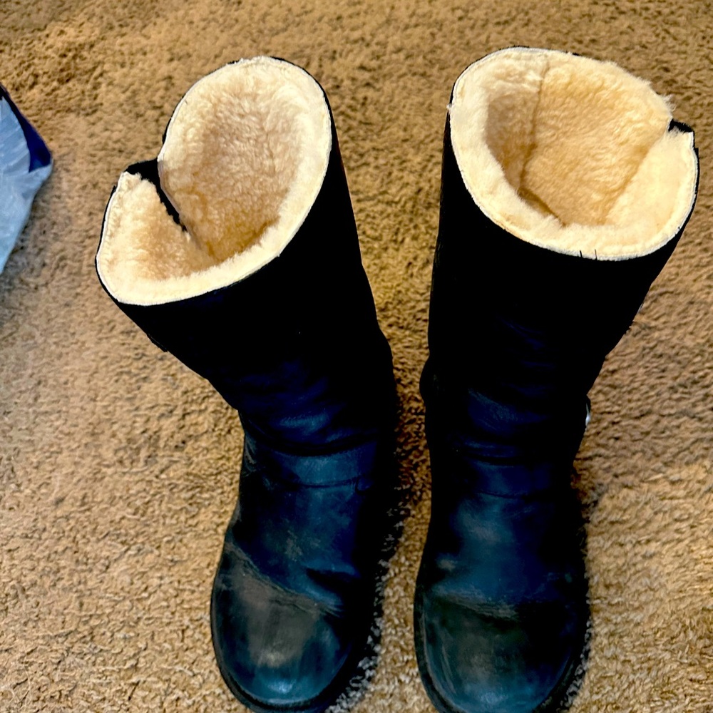 Ugg genuine leather winter boots black. Size 10.  Sheepskin lining F3010D.